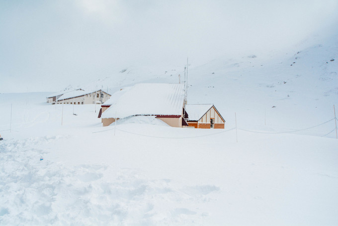 Khung cảnh choáng ngợp ngỡ như ở xứ sở băng giá, bốn bề phủ một màu trắng xóa thơ mộng. Đôi chỗ điểm xuyết bằng những ngôi nhà có phần mái lớn để chịu được trọng lượng của tuyết.