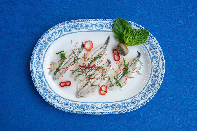 Cá cơm ướp là một trong những món ăn đặc trưng trên đảo. Nguyên liệu của món ăn là cá cơm, lá bạc hà, saffron ăn kèm lá bạc hà và quả oliu.