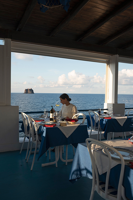 Thực khách thưởng thức hải sản cùng rượu vang trắng tại một nhà hàng trên đảo, với tầm nhìn hướng ra biển Tyrrhenia, thuộc Địa Trung Hải.