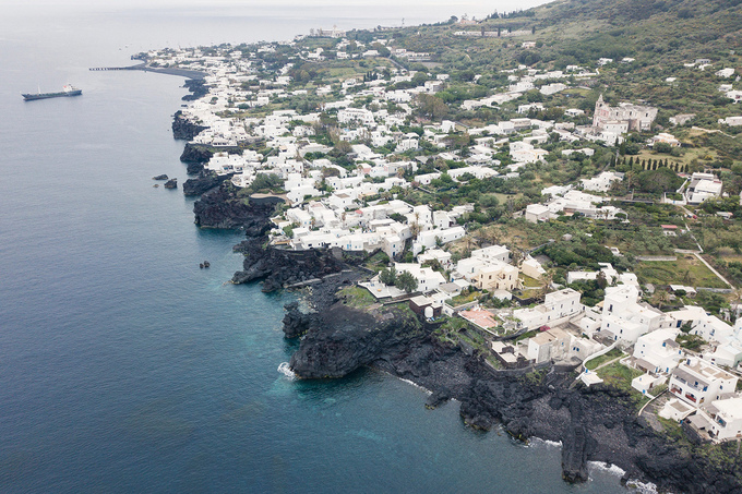 Vài trăm cư dân trên đảo sống ở hai ngôi làng nằm sát biển là Stromboli và Ginostra. Phần màu đen là lớp đá hình thành từ dung nham núi lửa. Stromboli và các đảo lân cận đã được UNESCO công nhận là di sản thế giới năm 2000.