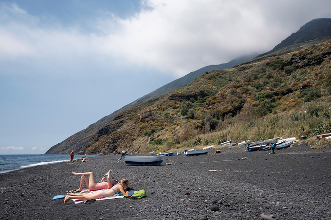 Vào mùa hè, có nhiều khách du lịch tới đảo để tìm kiếm những bãi biển cát đen lấp lánh. Đây cũng là lúc có hàng trăm du khách trek lên đỉnh mỗi ngày để ngắm núi lửa hoạt động.