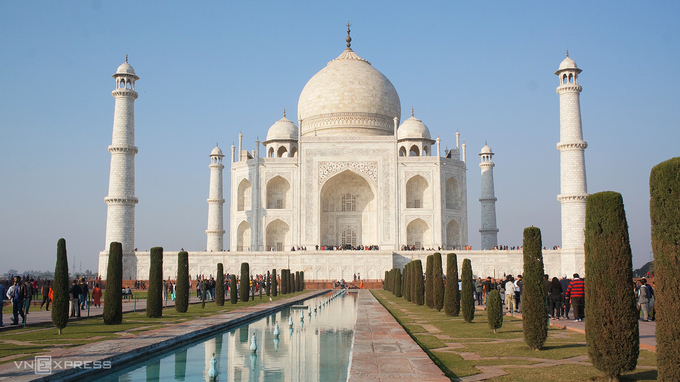 Khu lăng mộ nổi tiếng nhất Ấn Độ nằm ở thành phố Agra, cách thủ đô New Delhi khoảng 230 km với 4 giờ di chuyển bằng ôtô. Công trình xây vào thế kỷ 17 được UNESCO công nhận là di sản thế giới năm 1983 và mô tả là một "kiệt tác được cả thế giới chiêm ngưỡng trong số các di sản thế giới".