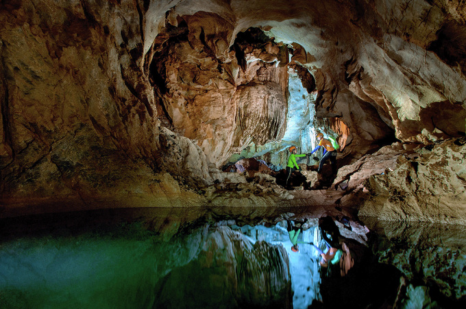 Trong hang có dòng sông ngầm xanh biếc với nhiệt độ mát hơn bên ngoài nhiều lần.