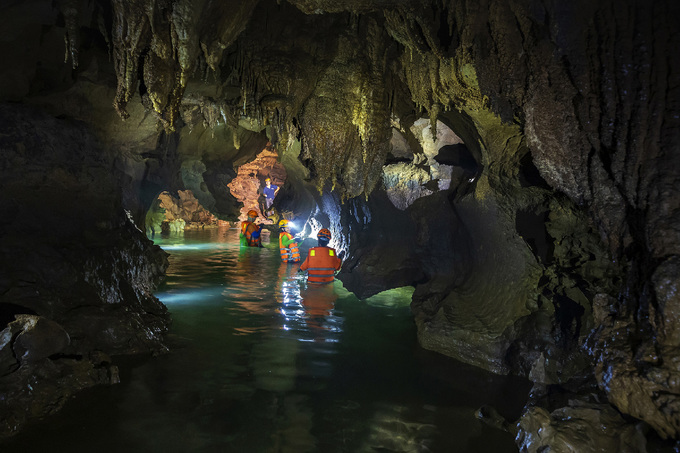 Tại một số điểm, du khách được trải nghiệm cảm giác bơi trong hang. Trong hang cũng có một số loài động vật sinh sống như nhện, cua, cá…