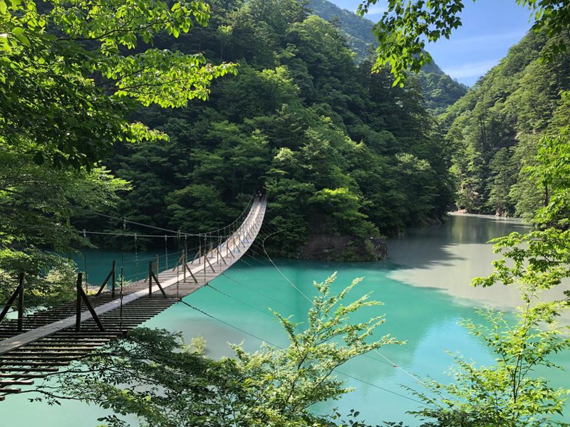 Nhật Bản cũng là nơi có những cây cầu bằng gỗ tuyệt đẹp và nên thơ. Cây cầu gỗ Kawane chỉ là một hành trình ngắn từ ga Senzu đưa bạn đi qua một con đèo đẹp mắt tới một suối nước nóng nhỏ.