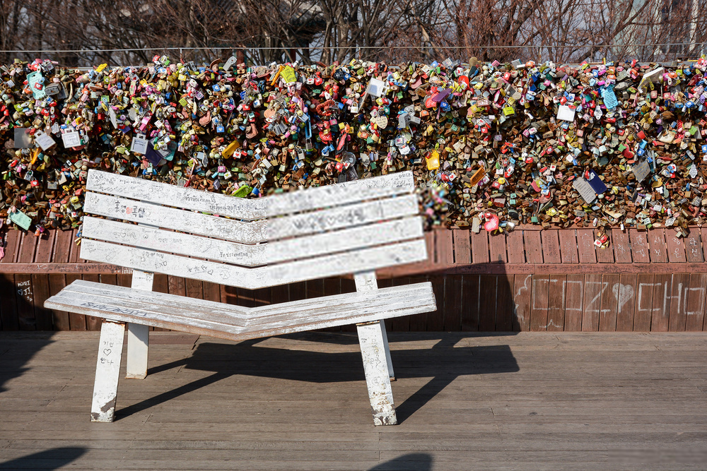 5. Tháp N Seoul, Hàn Quốc: Nơi đây được coi là "thiên đường bảo chứng tình yêu" bởi lượng ổ khóa khổng lồ đang được lưu giữ. Những cặp đôi yêu nhau sẽ mua 2 ổ khóa và viết dòng yêu thương hứa hẹn, sau đó khóa lại trên hàng rào rồi vứt chìa xuống vực với hy vọng tình yêu mãi được gắn kết với nhau. Ảnh: Zeophy.