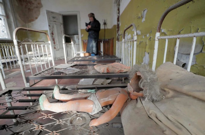 Một du khách chụp hình bên trong nhà trẻ hoang tàn ở Kopachi - ngôi làng cũng thuộc khu vực chịu ảnh hưởng của thảm họa xảy ra ngày 26/4/1986. Vụ nổ tàn khốc ở Chernobyl đã phát tán lượng phóng xạ khủng khiếp ra Ukraine, Belarus và Nga, cũng như Scandinavia và Đông Âu.