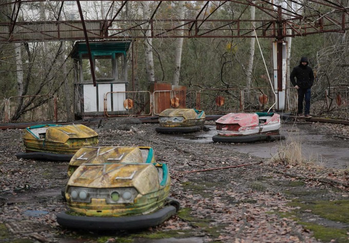Những chiếc xe đồ chơi gỉ sét nằm trong một công viên giải trí cũ và trống trải ở Pripyat. Thành phố này từng là nơi cư trú của 50.000 người, chủ yếu làm việc tại Chernobyl.