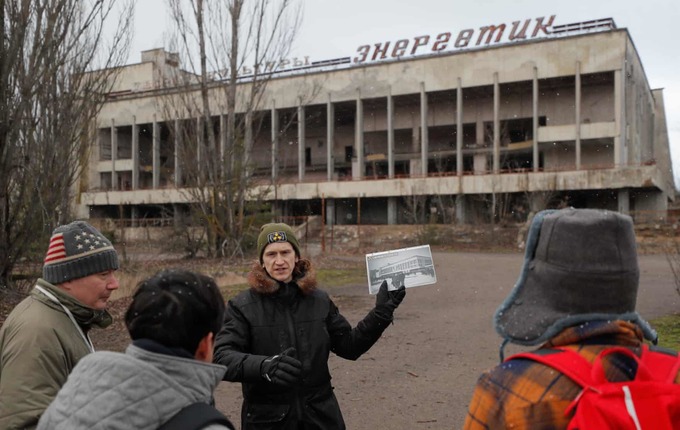Hướng dẫn viên du lịch đang giới thiệu cho du khách về hình ảnh trước và sau khi thảm họa Chernobyl xảy ra. Du khách thường di chuyển bằng xe khách từ trung tâm Kiev (cách Chernobyl 120 km) tới các điểm tham quan, làng bỏ hoang và ăn trưa tại một nhà hàng duy nhất ở khu vực xảy ra thảm họa. Tour Chernobyl diễn ra trong ngày.