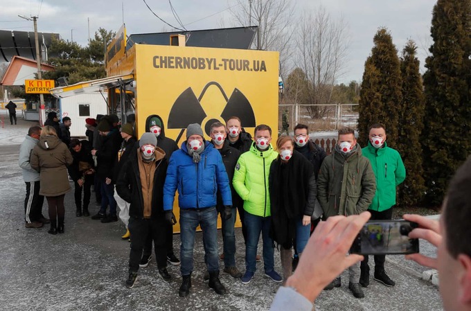 Du khách tập trung chụp hình kỷ niệm trước một quầy lưu niệm nhỏ ở điểm kiểm tra Dytyatky thuộc khu vực ảnh hưởng sau thảm họa hạt nhân Chernobyl.  Hiện số người chết trong thảm họa Chernobyl vẫn còn tranh cãi. Nhưng có một thực tế, khu vực rộng lớn xung quanh không thể làm nơi sinh sống và 150.000 người phải rời bỏ nhà cửa mãi mãi để đi nơi khác sinh sống.