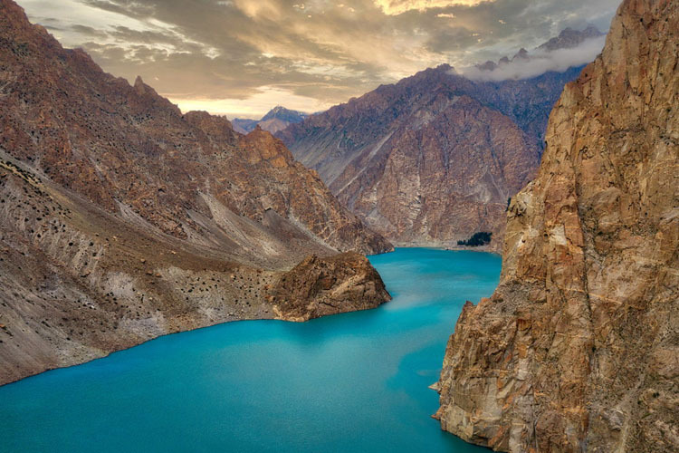 Hồ Attabad ở Pakistan. Ảnh: Lukas Bischoff Photograph/Shutterstock.