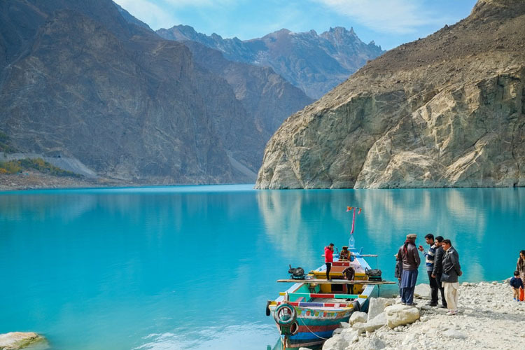 Vẻ đẹp của hồ thu hút không ít du khách ghé thăm. Ảnh: Sulo Letta/Shutterstock.