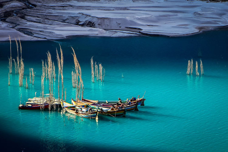 Vẻ đẹp của hồ được ví như khung cảnh chỉ có trong các câu chuyện cổ tích. Ảnh: Witthawas_Siri/Shutterstock.