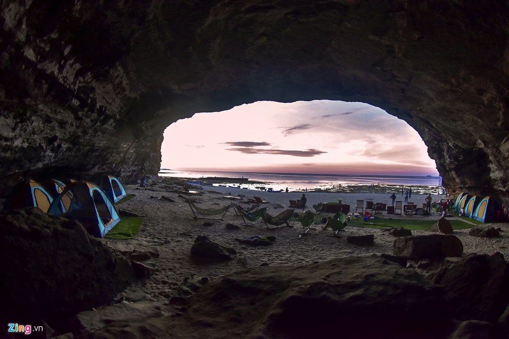 Vách đá hang Câu, một trong những kỳ quan thiên nhiên ở huyện đảo Lý Sơn. Các nhà khoa học cho hay vách đá trầm tích núi lửa nơi đây có niên đại khoảng 10 triệu năm.