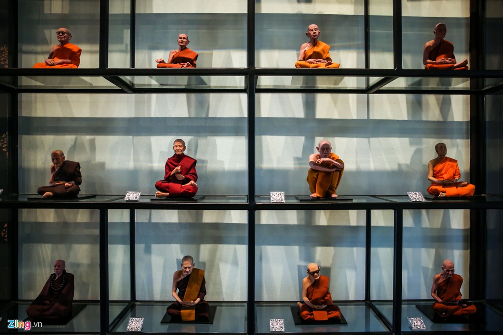 Khu vực giới thiệu về Phật giáo (tôn giáo quan trọng nhất tại Thái Lan) là nơi không thể thiếu tại Museum Siam. Tại đây, mô hình thu nhỏ các nhà sư nổi tiếng trong lịch sử đất nước được trưng bày, bên cạnh là một mã QR code để du khách dùng điện thoại thông minh quét và tra cứu thông tin.