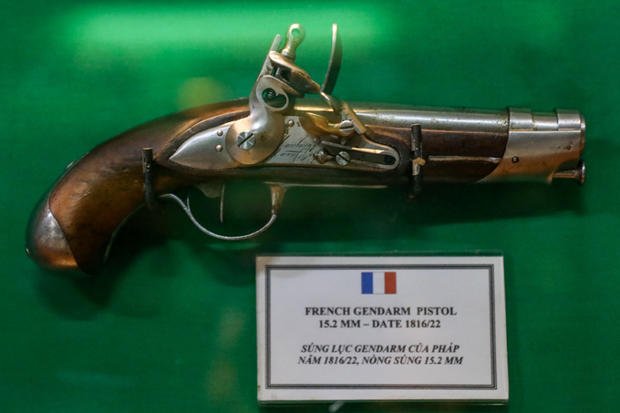 Khẩu súng lục của Pháp năm 1816. Chủ nhân bảo tàng đã dành hẳn một tủ kính chỉ để trưng bày các loại súng lục của Pháp.