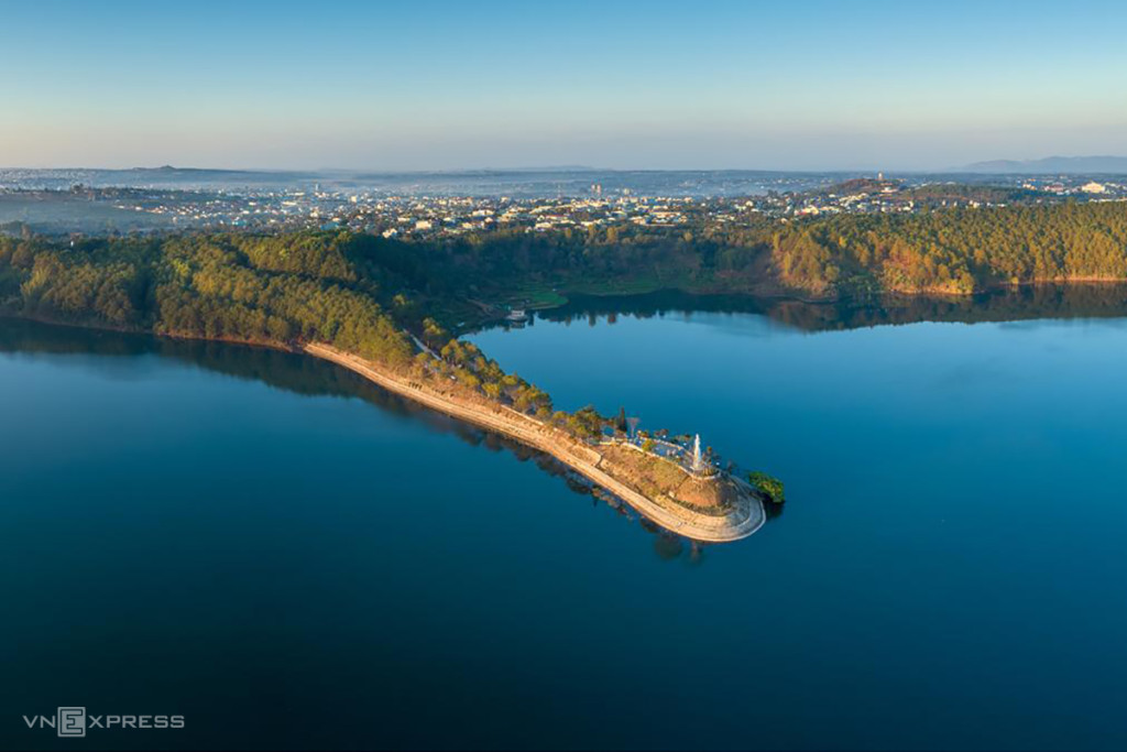 Một góc Biển Hồ với bức tượng Quán Âm Bồ Tát nằm trên dải đất kéo dài tới giữa lòng hồ. Ảnh: Phan Nguyên