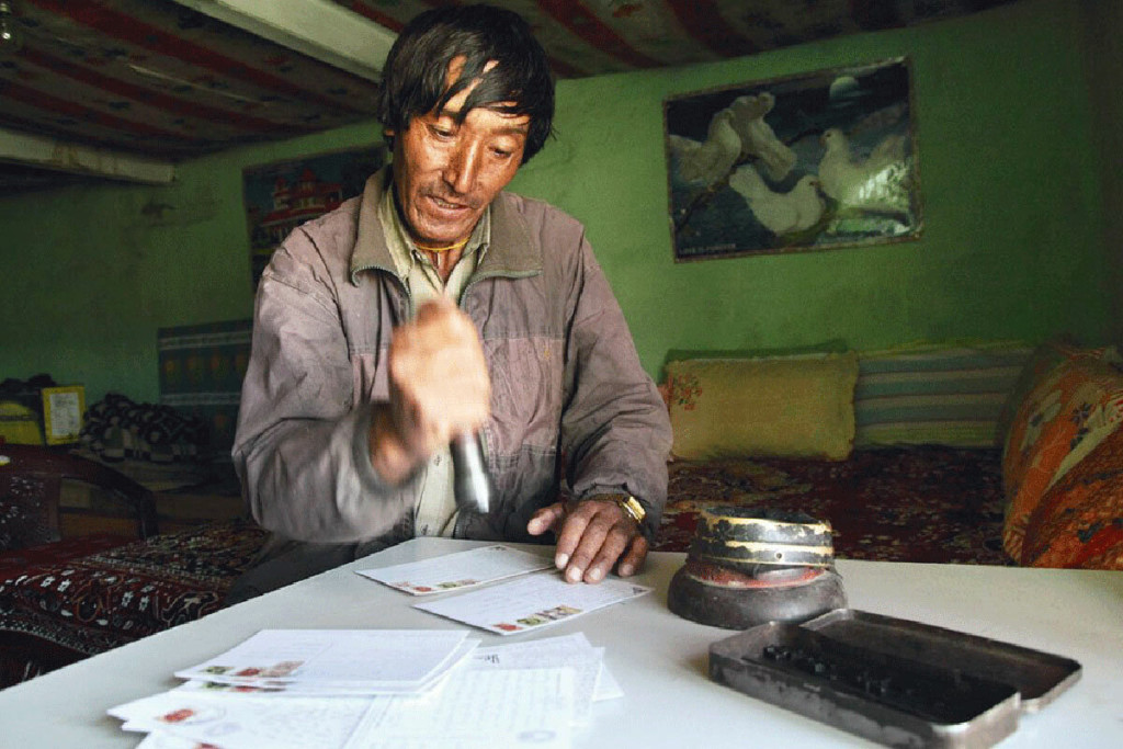 Rinchen được Bộ Bưu chính Ấn Độ trả lương, mức lương đã tăng từ 40 rupee năm 1983, lên 200 rupee (khoảng 60.000 đồng) vào năm 2017. Ảnh: BBC.