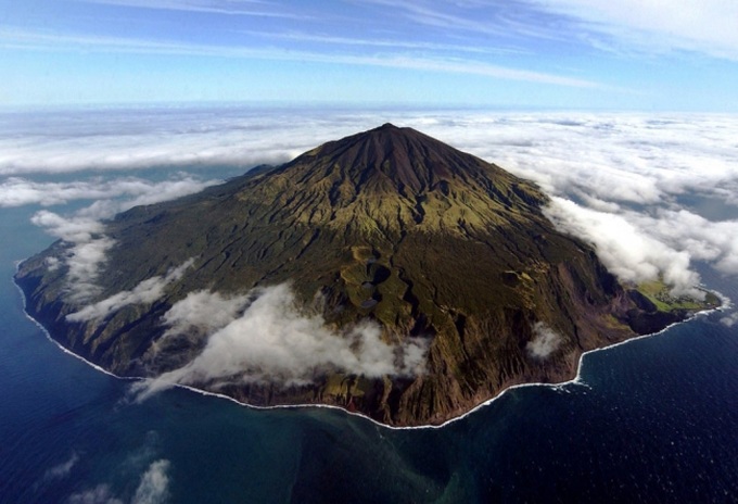 Tristan da Cunha là một lãnh thổ hải ngoại của Anh, nằm trên một hòn đảo núi lửa đang hoạt động ở phía nam Đại Tây Dương, khoảng giữa Nam Phi và Nam Mỹ. Đảo cách đất liền gần nhất là Cape Town, Nam Phi hơn 2.700 km; Đây là nơi có người sinh sống xa xôi nhất trên thế giới. Hàng năm có khoảng 60 chuyến tàu đến đây và thời gian di chuyển là 6 ngày. Từ tháng 5 đến tháng 9 là mùa mưa nên rất ít tàu thuyền cập bến. Hình ảnh: Wikipedia Commons.