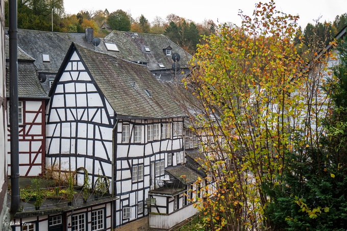 Ngôi làng có tới 330 di tích. Ở vào thế kỷ 16 -17, những ngôi nhà gỗ mái đá xám, tường trắng từng vừa là nhà ở, vừa là xưởng dệt. Thứ vải bông lừng lẫy một thời và làm nên tên tuổi Monschau - thị trấn của những người dệt vải.