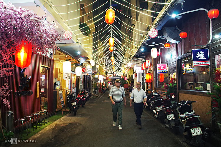 Con hẻm 8A Thái Văn Lung trong khu phố Nhật giăng đèn rực rỡ. Phố Nhật trở thành điểm đến ăn uống, giải trí phổ biến của du khách xứ "Mặt trời mọc" đến Sài Gòn. Ảnh: Tâm Linh.