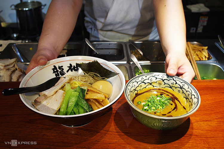 Mì ramen là món ăn bình dân trong khu phố Nhật, có giá trung bình từ 100.000 đồng một tô. Một số nguyên liệu tại quán như gia vị, mì, rau củ ngâm thường xuất xứ Nhật Bản, bên cạnh các món tươi sống mua ở địa phương, khiến món ăn không quá lệch vị. Ảnh: Tâm Linh.