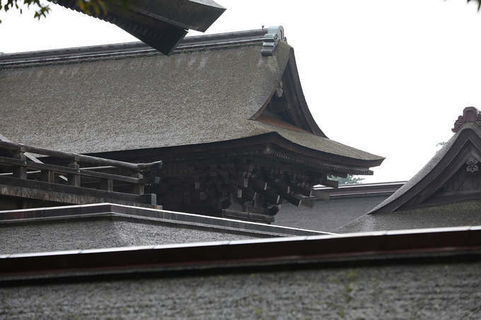  Ngôi đền chính nằm ở vị trí cao nhất, mái đền làm bằng tấm đồng, khung làm bằng gỗ bách Kiso, gỗ lót trụ đền làm từ đá Okazaki được vận chuyển từ tỉnh Aichi.