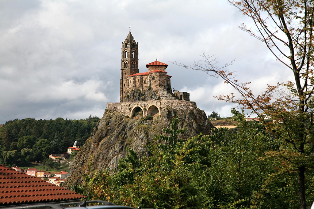 Nhà thờ xây dựng vào năm 962 bởi giám mục Gothescalk Puy-en-Velay, ngay sau khi ông trở về từ cuộc hành hương đến Saint Jacques de Compostela. Trước đó, nơi đây được người La Mã dùng để thờ phụng Mercury, một trong 12 vị thần sống trên đỉnh Plympus ở Hy Lạp. Ảnh: Wikimedia.