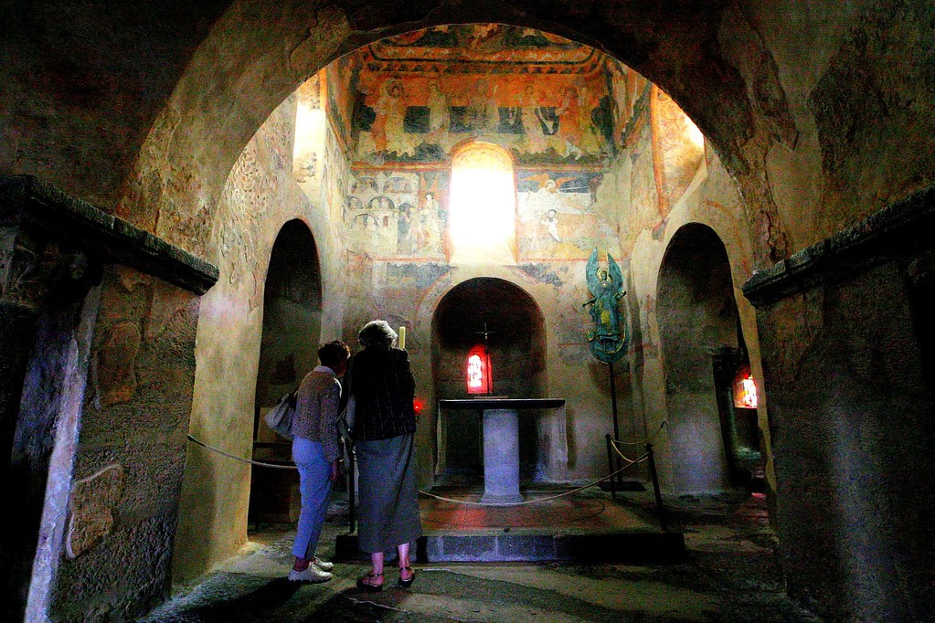 Vào thế kỷ 12, nhà thờ mở rộng bằng cách xây dựng thêm nhà nguyện, tháp chuông, phòng trưng bày... Vào thời điểm đó, các bức bích họa thế kỷ thứ 10 được dần phục hồi và sơn lại. Ảnh: Flickr.