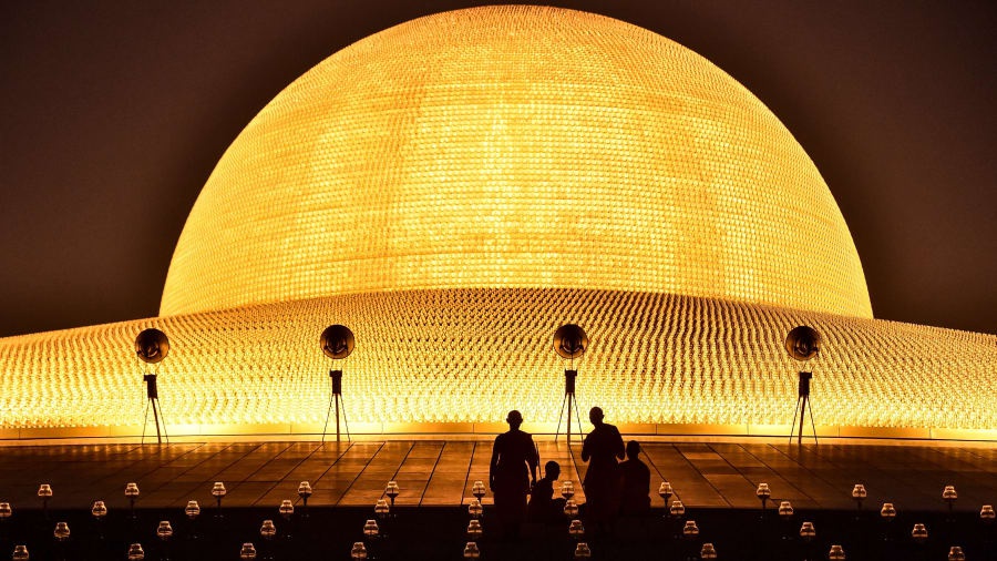 Hình ảnh các nhà sư Phật giáo đang thực hiện nghi lễ tại chùa Wat Phra Dhammakaya, Bangkok (Thái Lan). Thái Lan được mệnh danh là xứ chùa Vàng bởi hệ thống đền, chùa trải khắp cả nước, mang nhiều nét kiến trúc Phật giáo. Quốc gia này cũng là điểm du lịch tâm linh nổi tiếng thế giới.