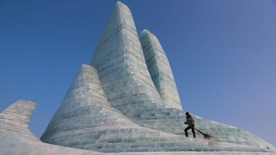 Bức ảnh chụp tại Lễ hội điêu khắc băng tuyết Cáp Nhĩ Tân (Trung Quốc) cũng vào danh sách 20 ảnh du lịch đẹp nhất thế giới. Đây được coi là một trong những lễ hội điêu khắc băng tuyết lớn nhất thế giới. Các tác phẩm trưng bày trong thời gian diễn ra đều được chạm khắc từ những khối băng lớn lấy từ bề mặt sông Tùng Hoa. Lễ hội băng tuyết Cáp Nhĩ Tân diễn ra vào tháng 1 thường niên.