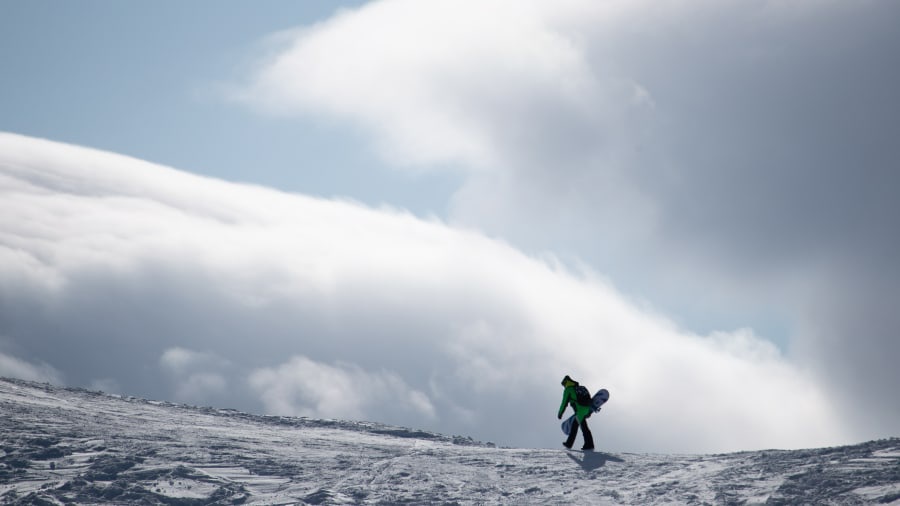 Bức ảnh đơn giản ghi lại khoảnh khắc một người trượt tuyết trên núi Mussa-Achitara (Dombay, Nga) cũng gây ấn tượng với nhiều độc giả yêu du lịch. Đây là khu nghỉ dưỡng nổi tiếng ở Dombay, sở hữu những cung đường trekking cuốn hút, khu trượt tuyết hiện đại, hùng vĩ.