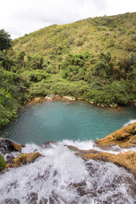 Chân thác, lòng suối tạo thành một hồ nước rộng, là chỗ tắm lý tưởng cho du khách.