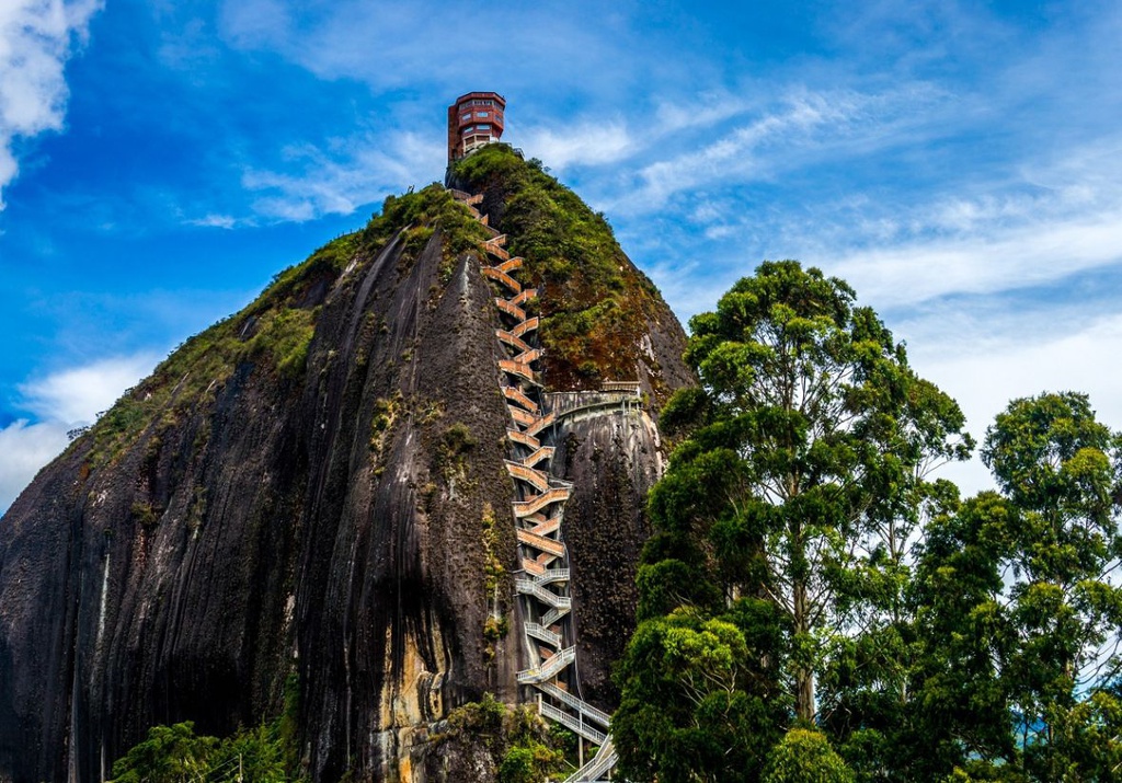 Đá El Penol (Colombia): Cao hơn 200 m và rộng khoảng 110 m, El Penol được biết đến là tảng đá granite nguyên khối lớn nhất ở Colombia. Tảng đá tọa lạc ở độ cao hơn 200 m so với mặt đất và 2.135 m so với mặt nước biển là vật linh thiêng mà người Tahamí bản địa tôn thờ. Ngày nay, nơi này trở thành điểm đến hút khách bậc nhất Colombia. Dẫn lên đỉnh là 740 bậc thang gấp khúc độc đáo, thách thức du khách sợ độ cao. Ảnh: Pinterest.