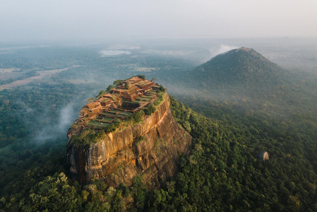 Sigiriya (Sri Lanka): Cao nguyên đá Sigiriya được hình thành từ đá magma của ngọn núi lửa đã tắt, cao hơn 200 m so với địa hình rừng xung quanh và 370 m so với mực nước biển. Khu phức hợp pháo đài cổ tọa lạc trên đỉnh cao nguyên đá được người dân địa phương gọi là kỳ quan thứ tám thế giới. Không chỉ có tầm quan trọng đối với khảo cổ học, nơi này còn thu hút hàng nghìn du khách ghé thăm mỗi năm. Ảnh: Discover Sri Lanka.