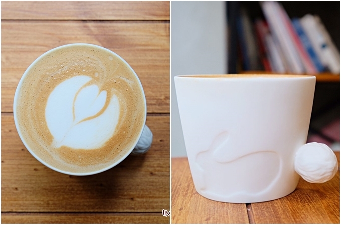 Cà phê hazelnut latte được đánh giá khá ngon, vi ngọt vừa phải, thơm nhẹ hương cà phê và hạt phỉ, quyện với vị béo nhẹ của bọt sữa. Cà phê đựng trong chiếc cốc hình thỏ đáng yêu, uống nóng.