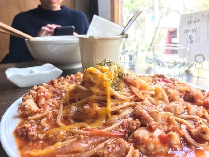 Bên cạnh đó, Hao Wu còn có thực đơn đồ ăn cho những người muốn "đóng đô" tại quán làm việc. Phần ăn khá nhiều, đặc biệt là món mỳ spaghetti cho bữa trưa và tối. Nhiều blogger gợi ý bạn nên thử món mì gà cà chua có hương tỏi nồng đậm nhưng không khó ăn, lại dễ gây nghiện.