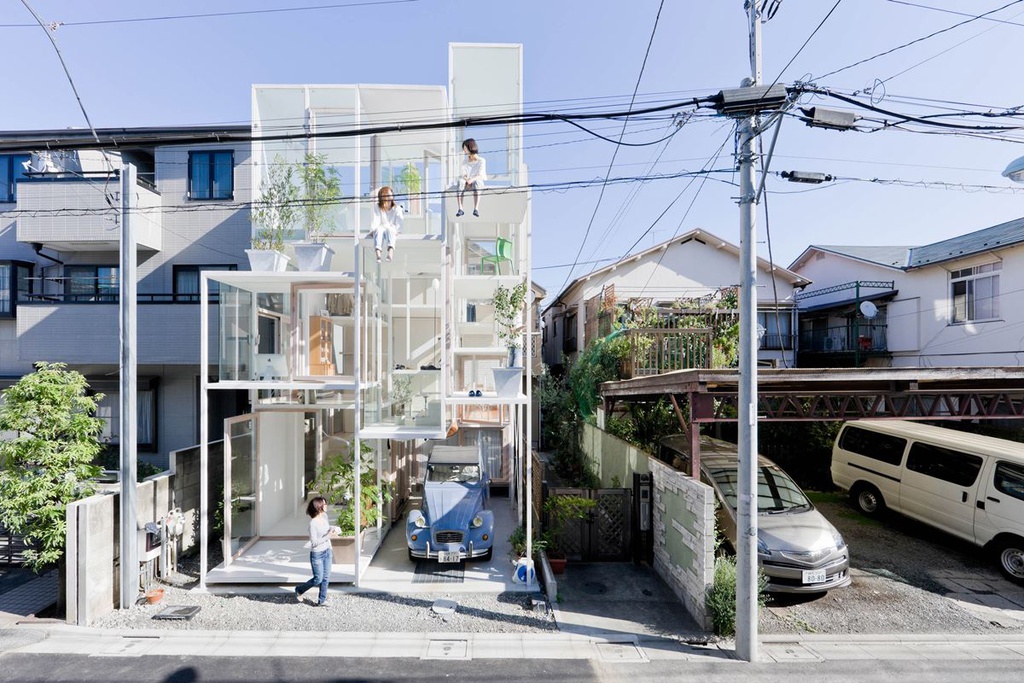 1. Nhà trong suốt, Nhật Bản: Nằm trên con phố đông dân nhất ở Tokyo, ngôi nhà trong suốt có diện tích 914 m và là tác phẩm của kiến trúc sư Sou Fujimoto. Các tầng được tạo thành từ 21 tấm sàn, phân bố ở nhiều độ cao khác nhau, mang đến cái nhìn cực ấn tượng. Nhờ thiết kế đặc biệt này, tất cả các thành viên trong nhà đều dễ dàng kết nối với nhau dù đang ở bất kỳ phòng nào. Ảnh: Getty.