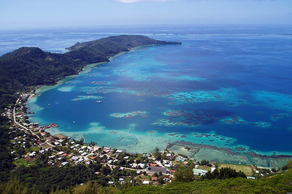 Đảo Pitcairn (Anh): Nằm ở phía Nam Thái Bình Dương, nơi đây bao gồm 4 hòn đảo lần lượt được đặt tên là Pitcairn, Ducie, Oeno và Henderson. Mỗi hòn đảo cách xa nhau hàng trăm dặm, cùng sở hữu diện tích 47 km2. Trong đó, chỉ có đảo Pitcairn xuất hiện cư dân cư sinh sống. Ảnh: Triplook.