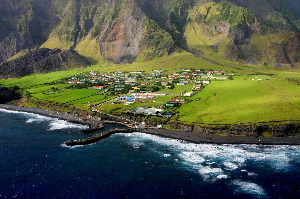 Đảo Tristan da Cunha (Anh): Hòn đảo tọa lạc tại phía Nam Đại Tây Dương, có khoảng 250 cư dân sinh sống. Tristan da Cunha cùng 5 hòn đảo nhỏ hơn được phát hiện bởi nhà thám hiểm người Bồ Đào Nha vào năm 1506. Cách đất liền hơn 2.700 km, phương án duy nhất để tới nơi đây là di chuyển bằng thuyền từ Nam Phi trong 6 ngày. Ảnh: HKM.