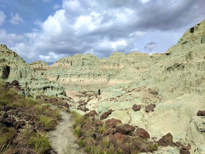 Blue Basin thuộc bang Oregon, Mỹ khiến bạn có cảm giác như lạc vào một bức tranh sơn dầu. Những vách đá phát ra màu xanh lục như phấn. Sắc xanh thay đổi theo giờ tùy thuộc vào ánh sáng mặt trời, có lúc xanh thẫm, có lúc xanh nhạt. Đặc biệt, lúc sáng sớm hay hoàng hôn, cảnh tượng ở đây như được một họa sĩ tưới từng xô sơn màu xanh lá lên hẻm núi đá khô cằn.