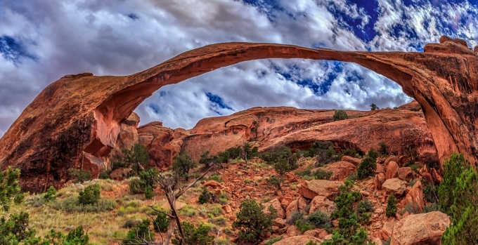 Công viên Quốc gia Arches (Mỹ) là một trong những nơi sở hữu nhiều kỳ quan thiên nhiên có hình thù lạ nhất trên thế giới. Trong đó, Landscape Arch được xem là vòm tự nhiên lớn thứ 5 trên thế giới, có màu đỏ gạch, luôn nổi bật dưới bầu trời xanh ngắt. Công viên Quốc gia Arches (Mỹ) là một trong những nơi sở hữu nhiều kỳ quan thiên nhiên có hình thù lạ nhất trên thế giới. Trong đó, Landscape Arch được xem là vòm tự nhiên lớn thứ 5 trên thế giới, có màu đỏ gạch, luôn nổi bật dưới bầu trời xanh ngắt.