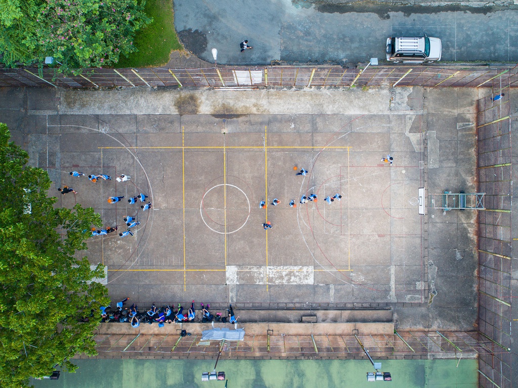 Các sinh viên tập trung tại sân bóng rổ tại một trường đại học ở TP.HCM để chuẩn bị cho phần thi cuối kỳ môn thể dục. Ảnh: Thien Nguyen.