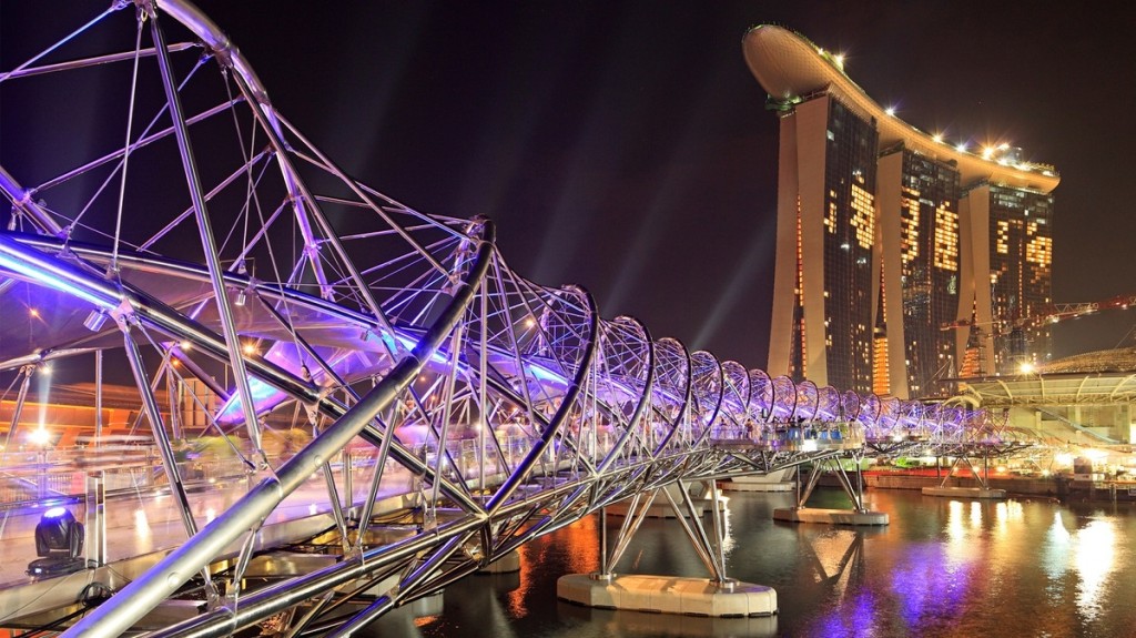 Cầu Helix, Singapore Đây là một trong 4 cây cầu của châu Á có mặt trong danh sách nói trên, bên cạnh Cầu Vàng, Việt Nam; cầu kính Trung Quốc và cầu Seri Wawasan của Malaysia. Helix nối trung tâm thương mại Marina với bến du thuyền phía nam, trong vịnh Marina Bay của quốc đảo sư tử. Cây cầu thiết kế xoắn, mô phỏng cấu trúc hình học của DNA, dài 280 m, được thắp sáng mỗi đêm và mang nhiều màu sắc khác nhau. Các vòm kính ở đây làm bằng thủy tinh, giúp du khách quan sát cảnh đêm của Singapore. Ảnh: Alux.
