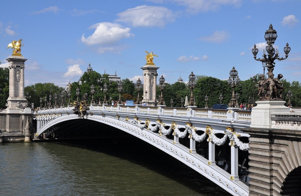 Cầu Pont Alexandre III, Paris, Pháp Pont Alexandre III là cầu vòm bắc qua sông Seine, được mệnh danh cây cầu lịch lãm, hùng vĩ và xa hoa nhất kinh đô ánh sáng. Sau 3 năm xây dựng, cây cầu được khánh thành vào dịp Triển lãm quốc tế năm 1900, thu hút hàng triệu du khách tham quan. Ở hai bên đầu cầu là 4 cột trụ, với những tác phẩm điêu khắc mạ vàng. Ảnh: WikiCommons.