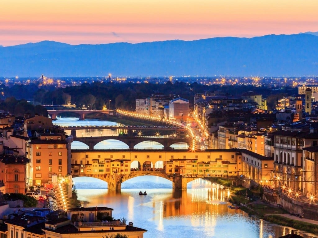 Cầu Ponte Vecchio, Florence, Italy Được xây dựng gần với cầu vượt Roman, Ponte Vecchio là cây cầu duy nhất bắc qua sông Arno ở thành phố Florence cho đến năm 1218. Cây cầu hiện tại được xây dựng lại sau trận lụt năm 1345, với nhiều ngôi nhà nhỏ có cửa sổ. Cây cầu từng là khu chợ nhỏ với nhiều cửa hàng bán thịt, bán cá, thuộc da... Tuy nhiên chất thải gây ra ô nhiễm nước trong khu vực nên vào năm 1593, chỉ những thợ kim hoàn mới được phép kinh doanh trên cầu. Ngày nay, nơi đây là điểm du khách dừng chân ngắm nhìn cảnh sông. Các cửa hàng trên cầu bán nhiều đồ lưu niệm, trang sức... Ảnh: Sorincolac/iStock.