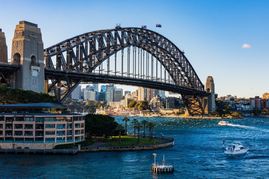 Cầu cảng Sydney, Australia Hoàn thành năm 1932, cây cầu mái vòm là một trong những địa danh nổi tiếng nhất của Sydney, bên cạnh nhà hát con sò Opera Sydney. Ở đây có một lối dành cho người đi bộ. Tuy nhiên để có góc nhìn toàn cảnh, du khách phải trèo lên đỉnh cây cầu với hướng dẫn đi kèm. Ảnh: Hans Wagemaker/Shutterstock.