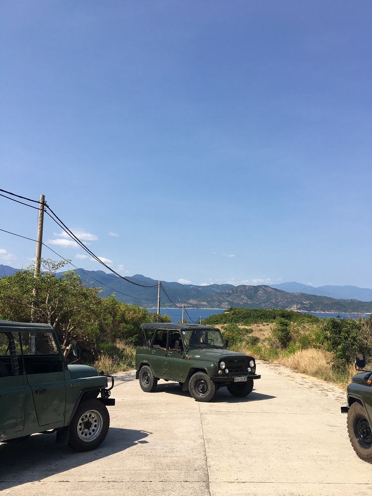 Những chiếc xe jeep siêu ngầu trên đảo.