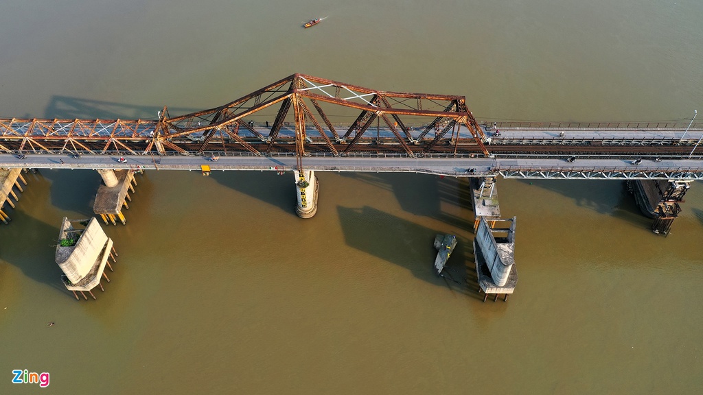 Cầu được xây dựng từ năm 1898 đến năm 1902 với chiều dài 2.290 m qua sông và 896 m cầu dẫn, 19 nhịp dầm thép đặt trên 20 trụ có kiến ​​trúc độc đáo.  Cầu được thiết kế với một tuyến đường sắt duy nhất chạy ở giữa và hai làn đường dành cho xe đạp và người đi bộ ở hai bên.