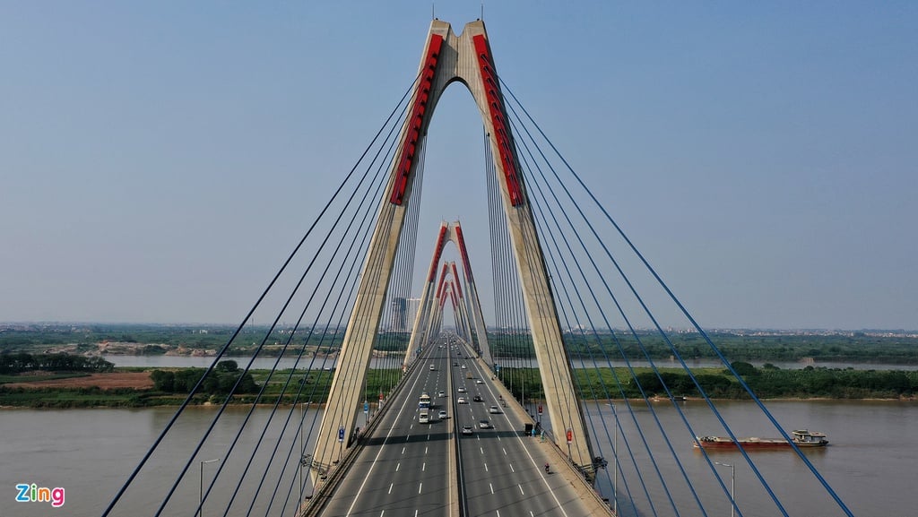 Cầu Nhật Tân có tổng chiều dài 9,17 km, trong đó cầu chính 3,9 km (cầu vượt sông Hồng chiếm 1,5 km) và cầu dẫn dài 5,27 km.  Đây là một trong những công trình trọng điểm quốc gia với tổng vốn đầu tư lên đến 13.626 tỷ đồng.